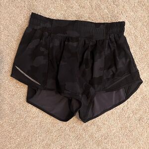 Lululemon Hotty Hot 2.5” Shorts in Camo